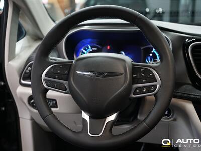 2022 Chrysler Pacifica Hybrid Touring L   - Photo 15 - Lynnwood, WA 98036