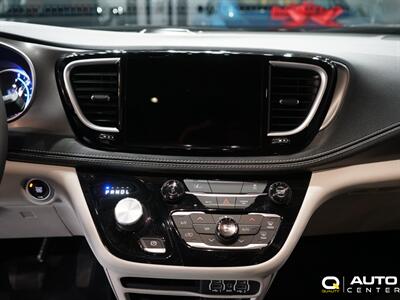2022 Chrysler Pacifica Hybrid Touring L   - Photo 17 - Lynnwood, WA 98036