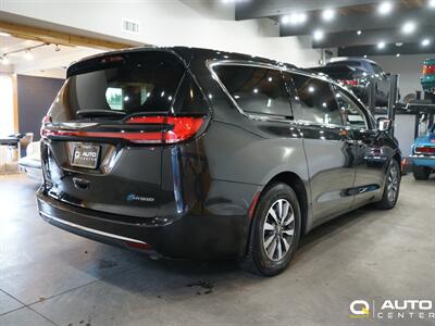2022 Chrysler Pacifica Hybrid Touring L   - Photo 4 - Lynnwood, WA 98036