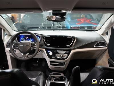 2022 Chrysler Pacifica Hybrid Touring L   - Photo 14 - Lynnwood, WA 98036