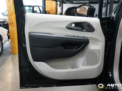 2022 Chrysler Pacifica Hybrid Touring L   - Photo 10 - Lynnwood, WA 98036