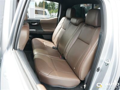 2017 Toyota Tacoma Limited V6   - Photo 33 - Lynnwood, WA 98036
