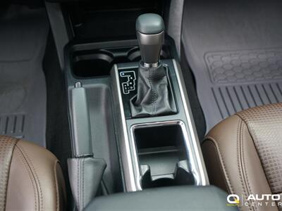 2017 Toyota Tacoma Limited V6   - Photo 24 - Lynnwood, WA 98036