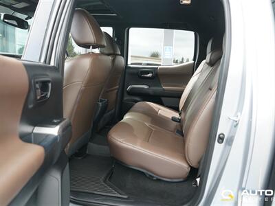 2017 Toyota Tacoma Limited V6   - Photo 32 - Lynnwood, WA 98036
