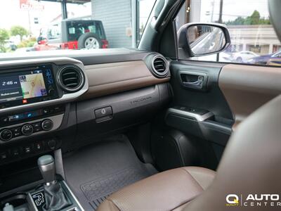 2017 Toyota Tacoma Limited V6   - Photo 25 - Lynnwood, WA 98036