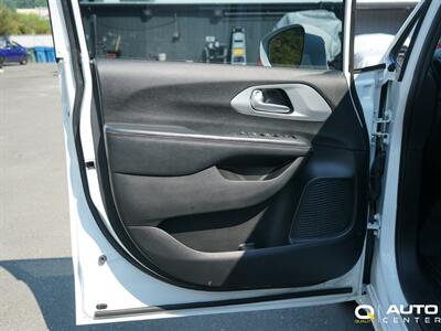 2018 Chrysler Pacifica Touring Plus   - Photo 8 - Lynnwood, WA 98036