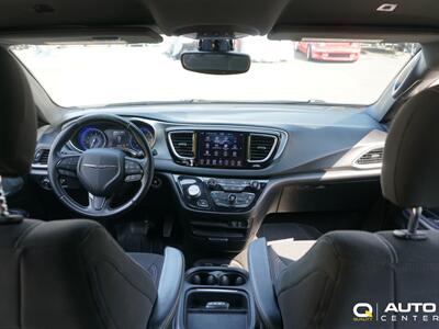 2018 Chrysler Pacifica Touring Plus   - Photo 11 - Lynnwood, WA 98036