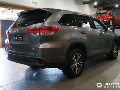 2019 Toyota Highlander LE   - Photo 4 - Lynnwood, WA 98036