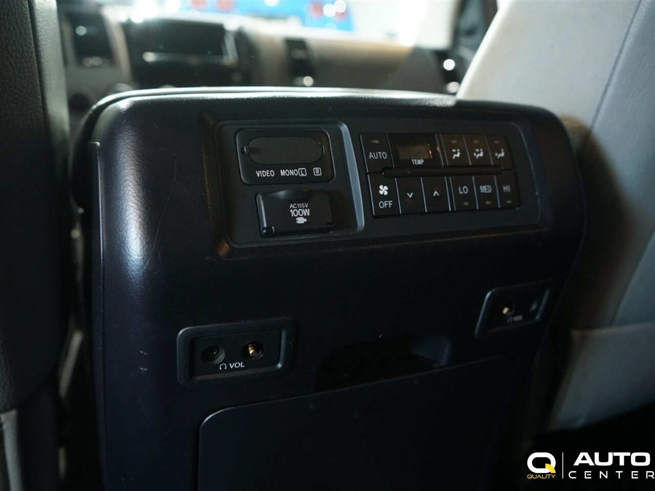 2010 Toyota Sequoia Platinum - Photo 30 - Lynnwood, WA 98036