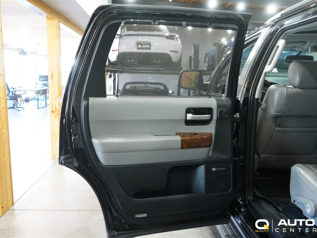 2010 Toyota Sequoia Platinum - Photo 25 - Lynnwood, WA 98036