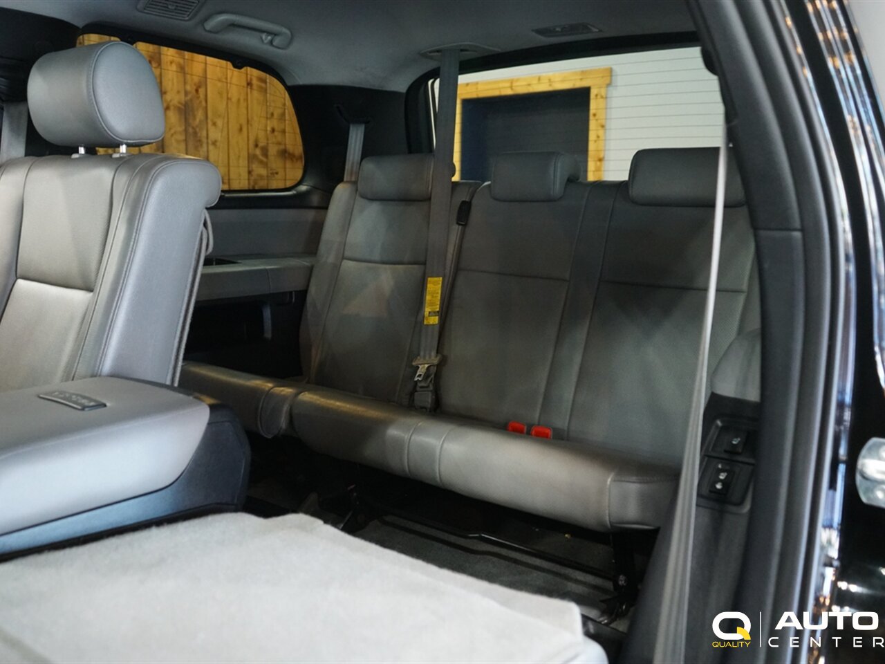 2010 Toyota Sequoia Platinum - Photo 33 - Lynnwood, WA 98036