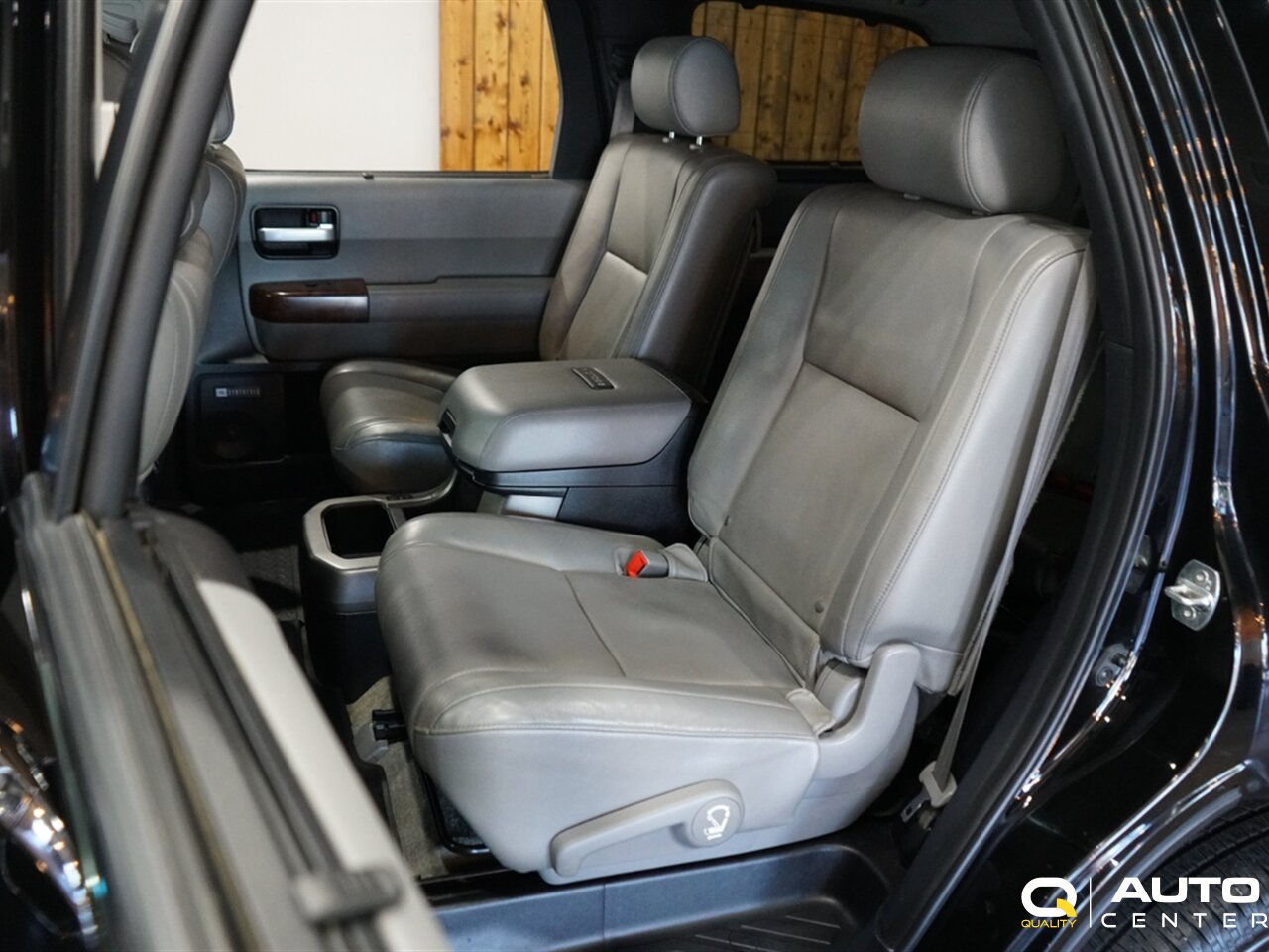 2010 Toyota Sequoia Platinum - Photo 28 - Lynnwood, WA 98036