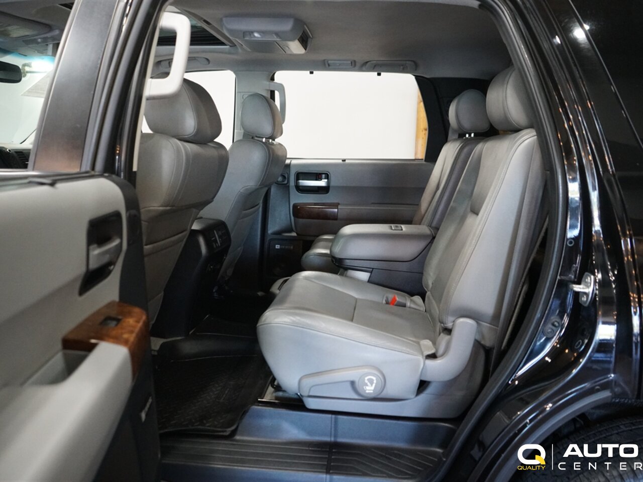 2010 Toyota Sequoia Platinum - Photo 27 - Lynnwood, WA 98036
