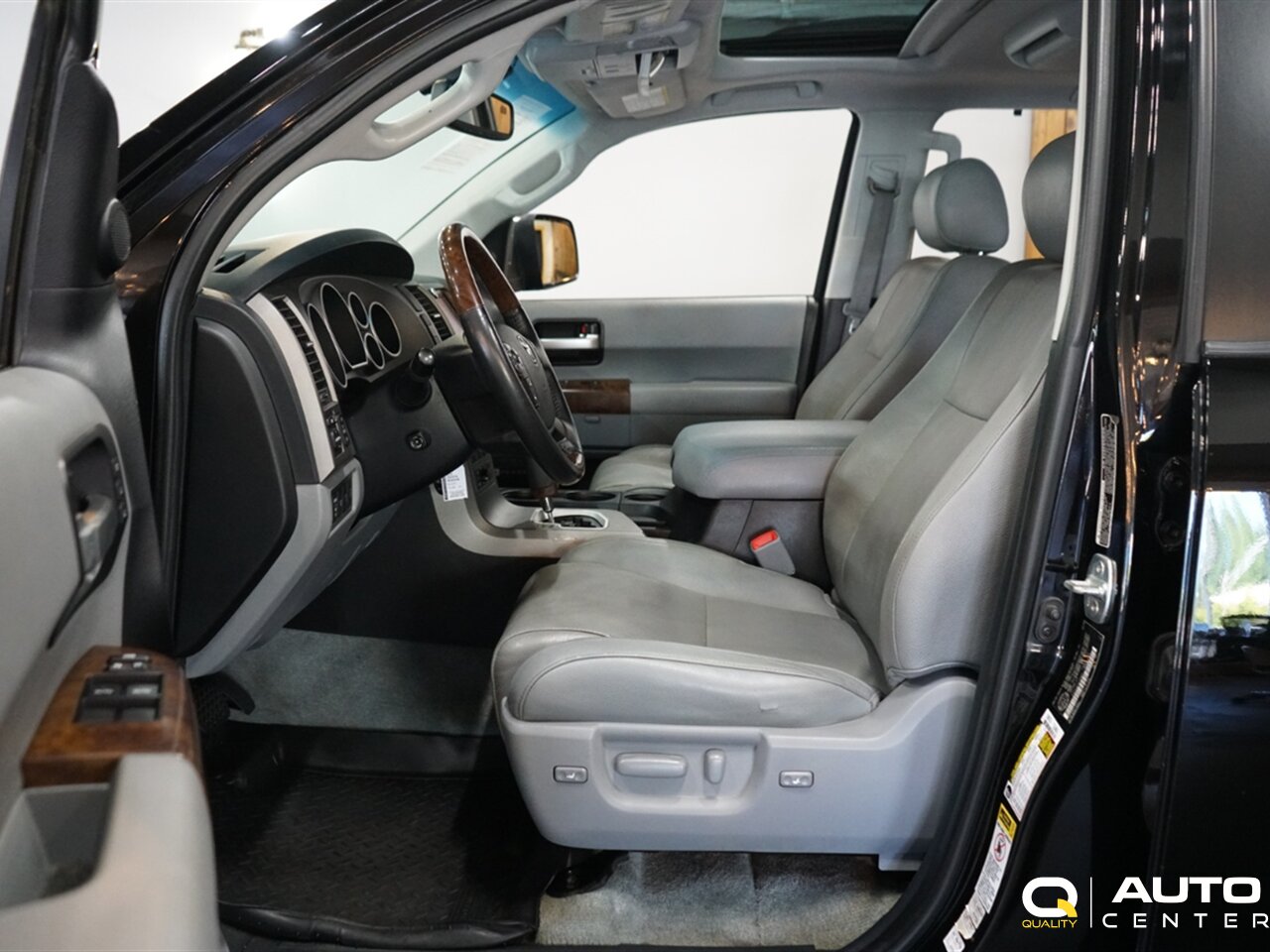 2010 Toyota Sequoia Platinum - Photo 14 - Lynnwood, WA 98036