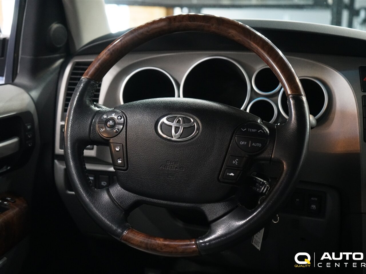 2010 Toyota Sequoia Platinum - Photo 16 - Lynnwood, WA 98036