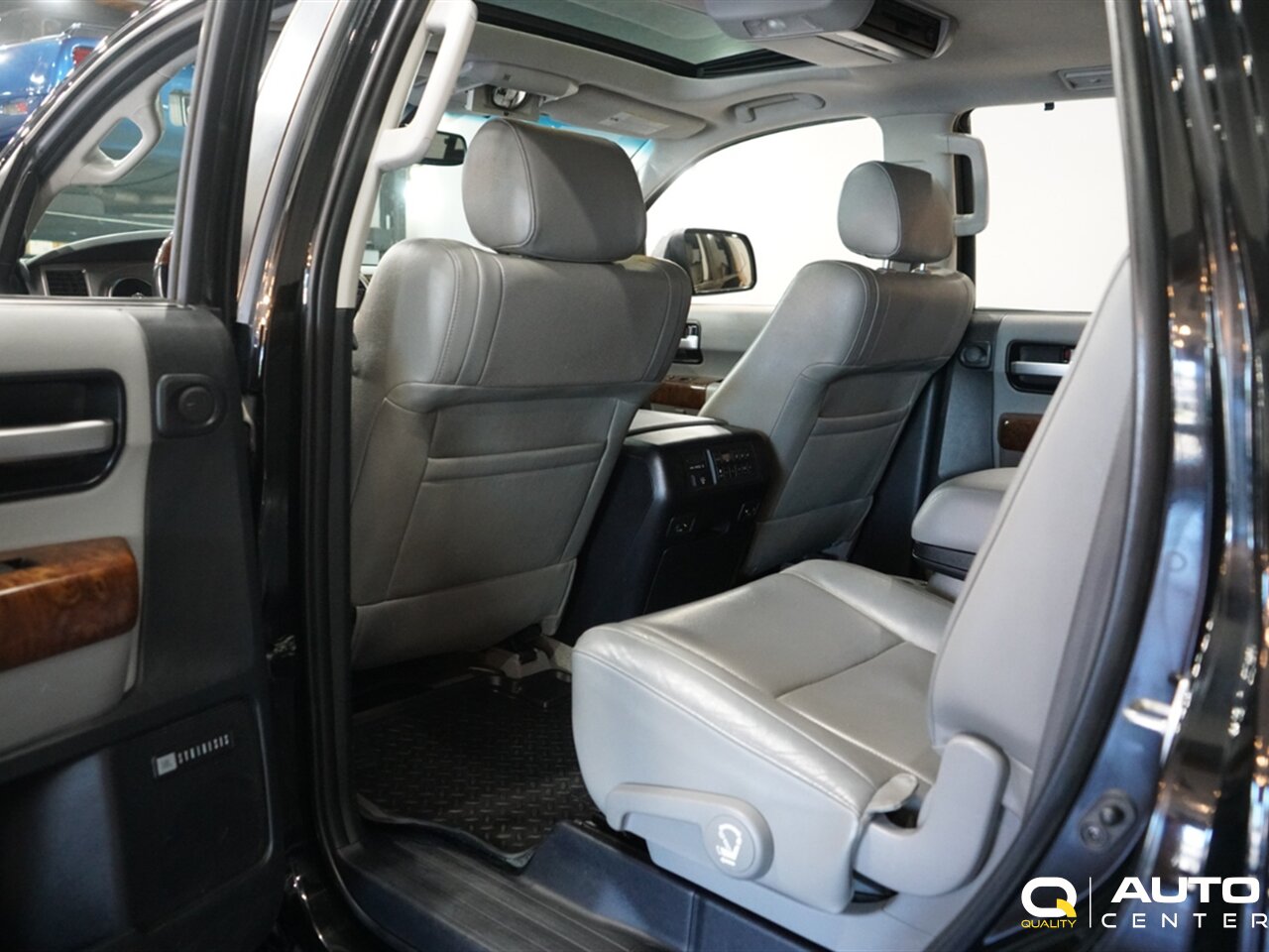 2010 Toyota Sequoia Platinum - Photo 26 - Lynnwood, WA 98036