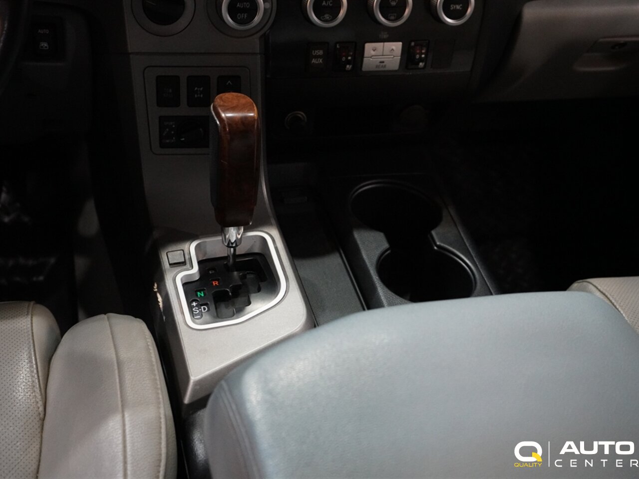 2010 Toyota Sequoia Platinum - Photo 19 - Lynnwood, WA 98036
