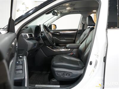 2022 Toyota Highlander Platinum   - Photo 19 - Lynnwood, WA 98036