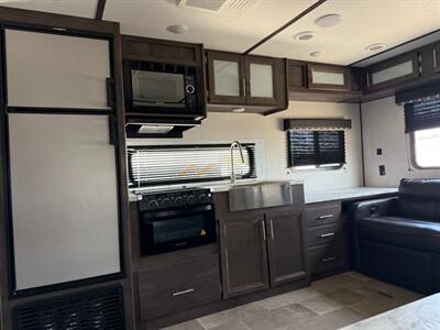 2021 Dutchmen Coleman 2515 RL w/Slide   - Photo 11 - Bosque Farms, NM 87068