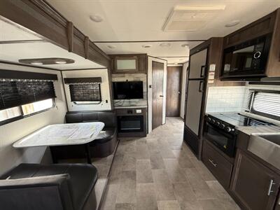 2021 Dutchmen Coleman 2515 RL w/Slide   - Photo 13 - Bosque Farms, NM 87068