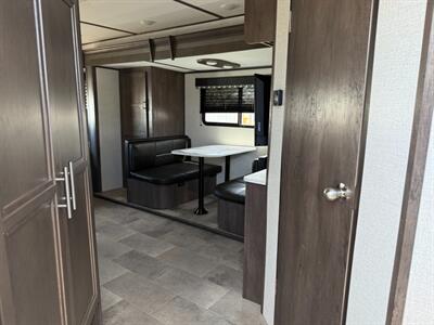 2021 Dutchmen Coleman 2515 RL w/Slide   - Photo 9 - Bosque Farms, NM 87068