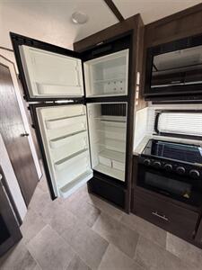 2021 Dutchmen Coleman 2515 RL w/Slide   - Photo 12 - Bosque Farms, NM 87068