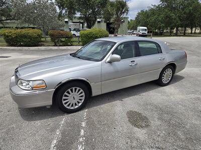 2005 Lincoln Town Car Signature - Photo 1 - Miami, FL 33155