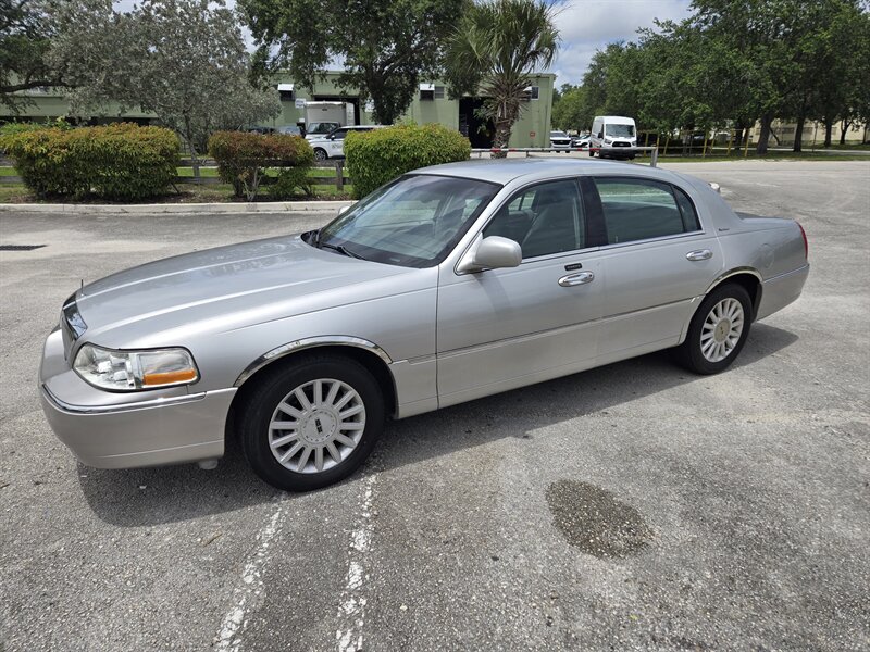 2005 Lincoln Town Car Signature   - Photo 1 - Miami, FL 33155