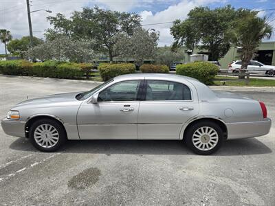 2005 Lincoln Town Car Signature - Photo 2 - Miami, FL 33155