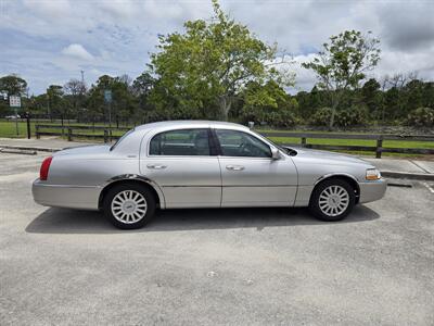 2005 Lincoln Town Car Signature - Photo 4 - Miami, FL 33155