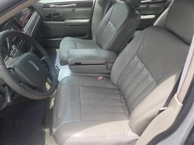 2005 Lincoln Town Car Signature - Photo 16 - Miami, FL 33155