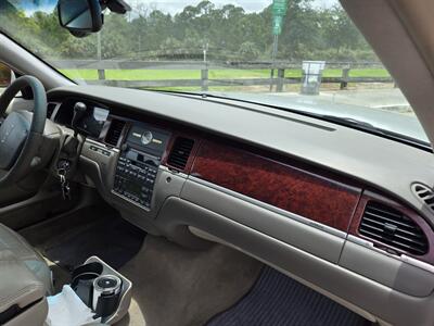 2005 Lincoln Town Car Signature - Photo 10 - Miami, FL 33155