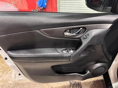 2015 Nissan Rogue SV   - Photo 25 - Miami, FL 33155