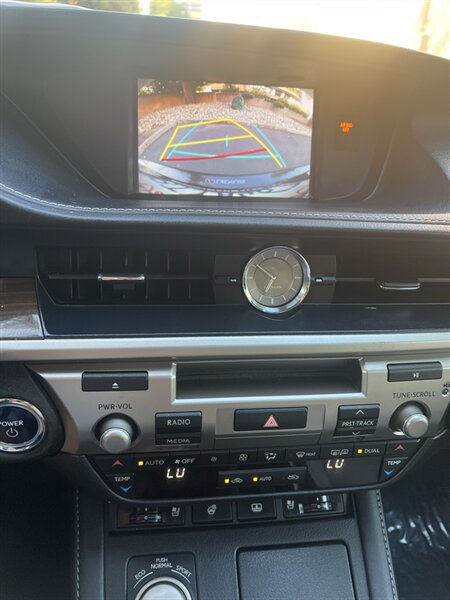 2017 Lexus ES 300h photo 36