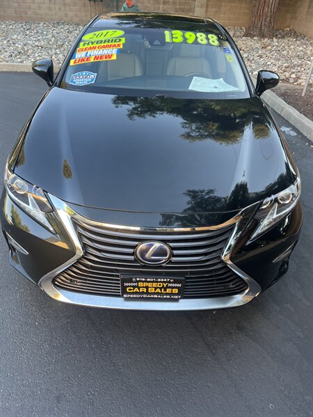 2017 Lexus ES 300h photo 3