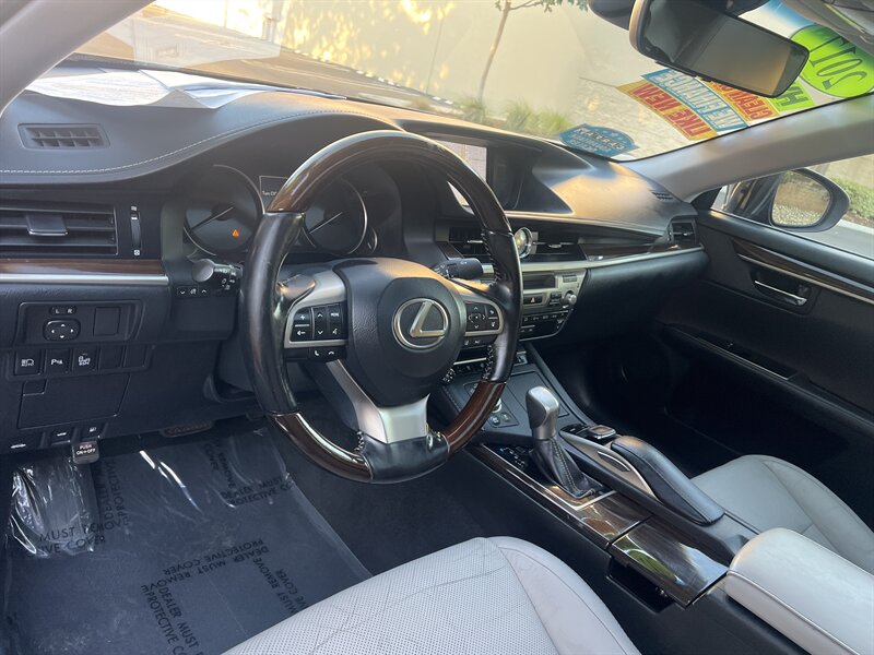 2017 Lexus ES 300h photo 13