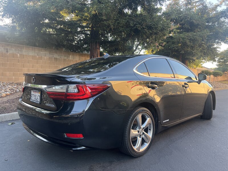 2017 Lexus ES 300h photo 9