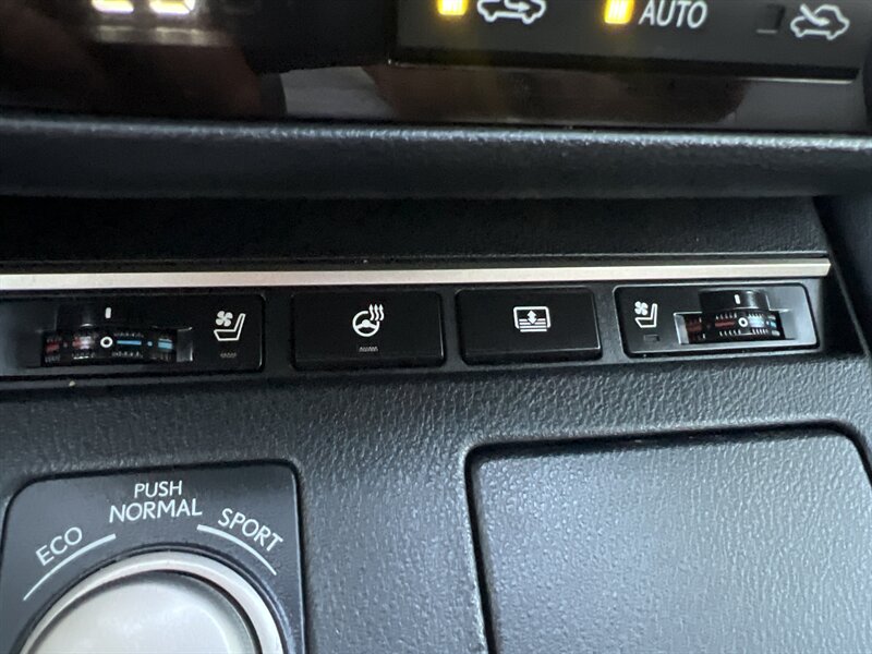 2017 Lexus ES 300h photo 34