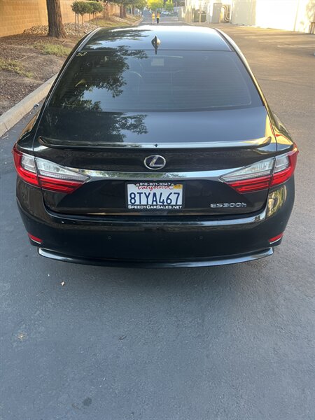 2017 Lexus ES 300h photo 8