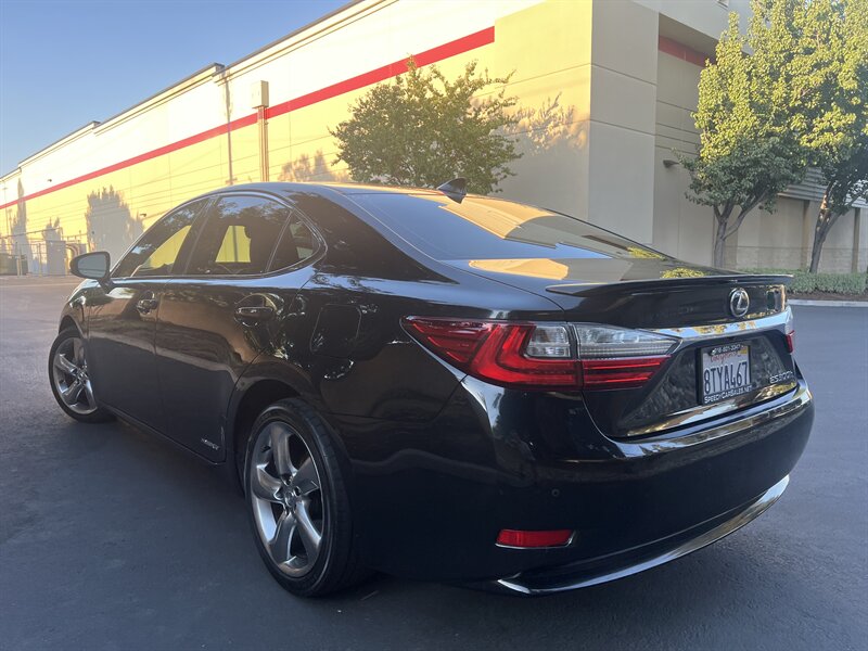 2017 Lexus ES 300h photo 6