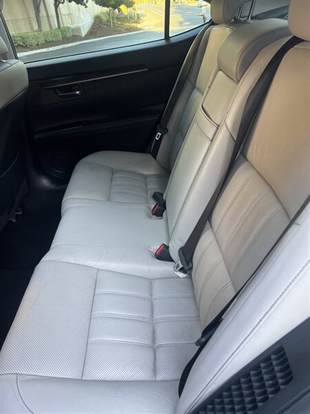 2017 Lexus ES 300h photo 18