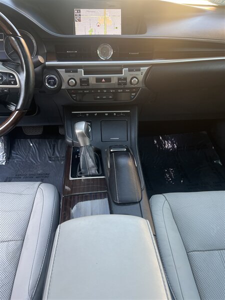 2017 Lexus ES 300h photo 17