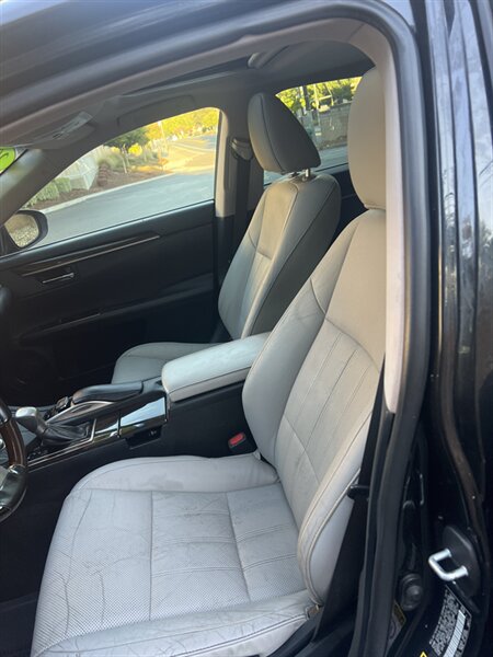 2017 Lexus ES 300h photo 12
