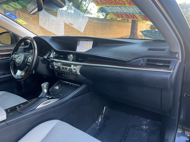 2017 Lexus ES 300h photo 25