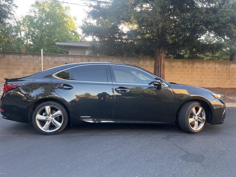 2017 Lexus ES 300h photo 10