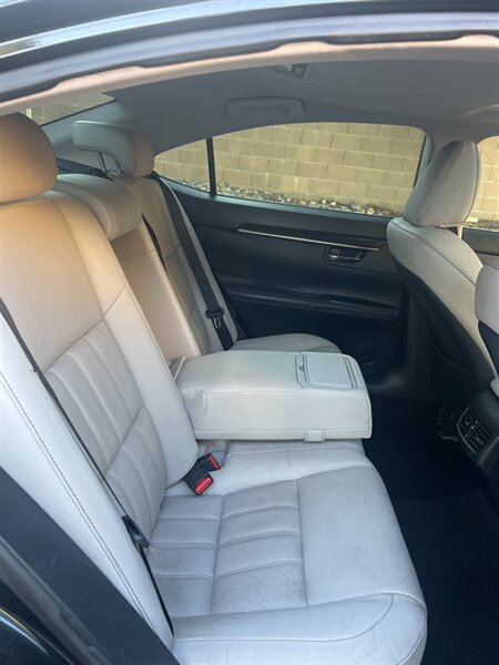 2017 Lexus ES 300h photo 23