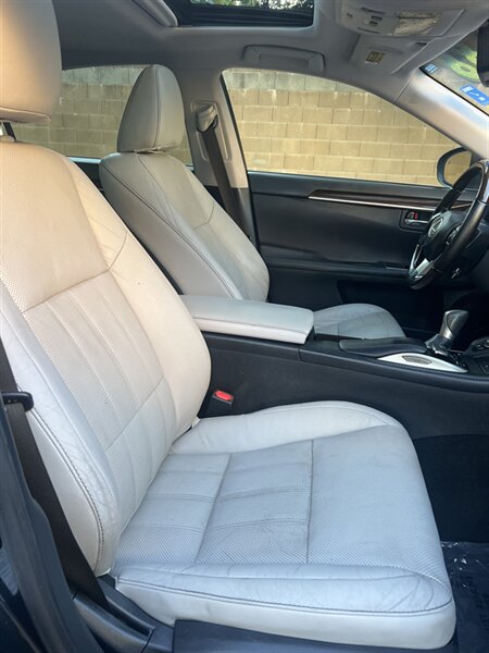 2017 Lexus ES 300h photo 24