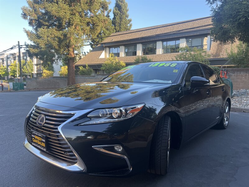 2017 Lexus ES 300h photo 4