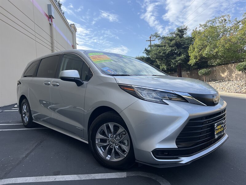 2021 Toyota Sienna LE 8-Passenger - Photo 1 - Sacramento, CA 95825