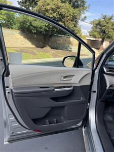 2021 Toyota Sienna LE 8-Passenger   - Photo 14 - Sacramento, CA 95825